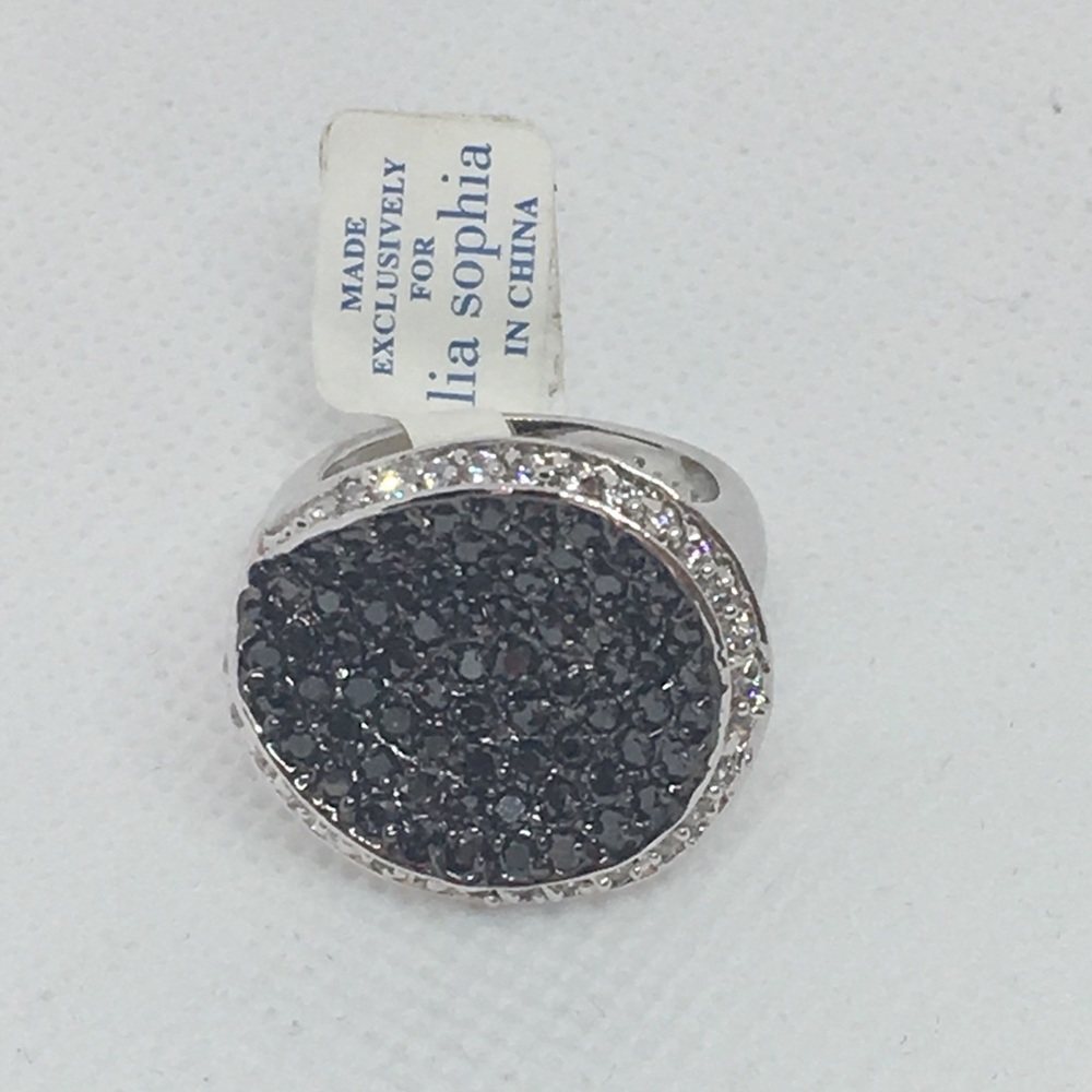 Showcase Ring - Picture 2 of 3